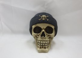 SKULL MONEY BANK WITH  CAP WITH SKULL IN FRONT 16,8 CM